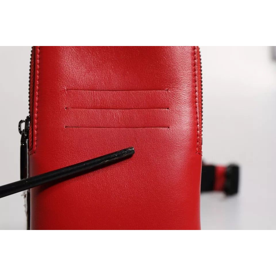 Front view with bag zipped and handles upright.
