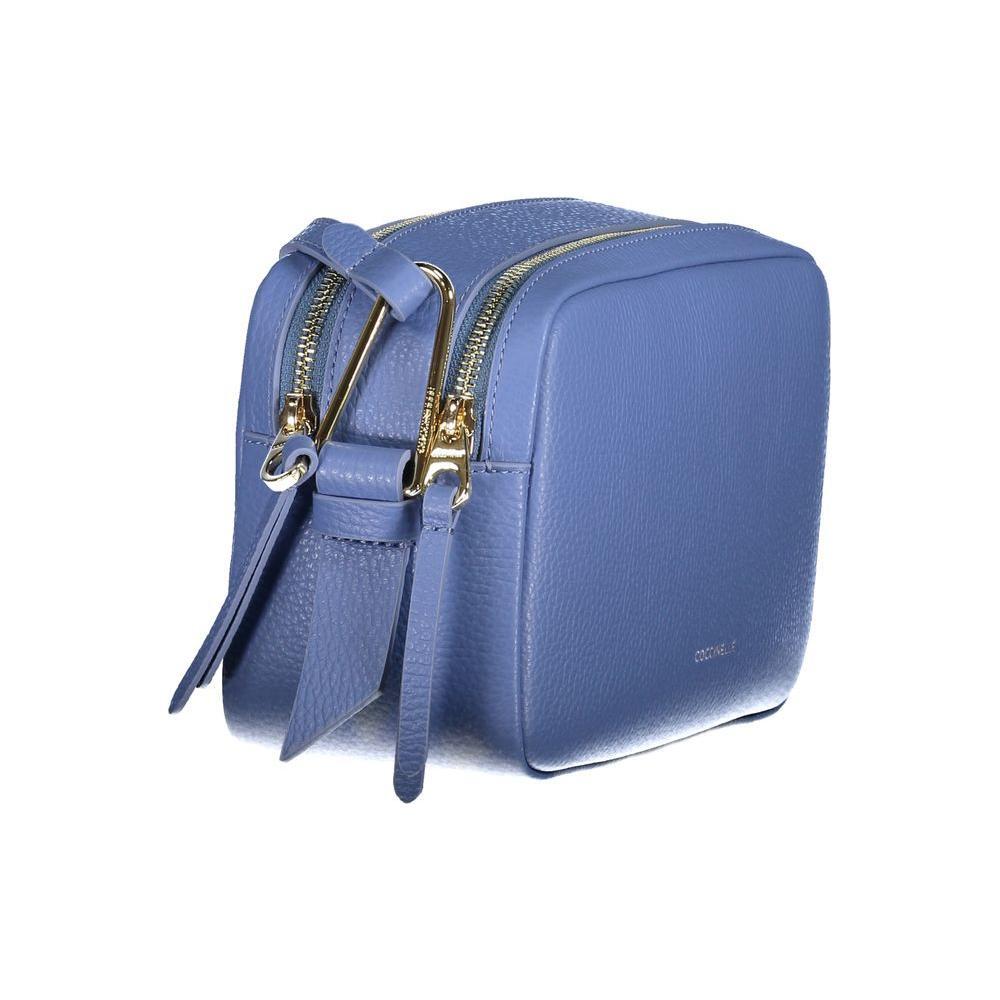 Front view with bag zipped and handles upright.
