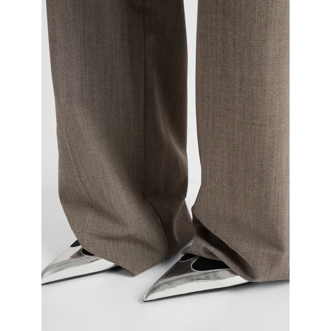 Front view with bag zipped and handles upright.