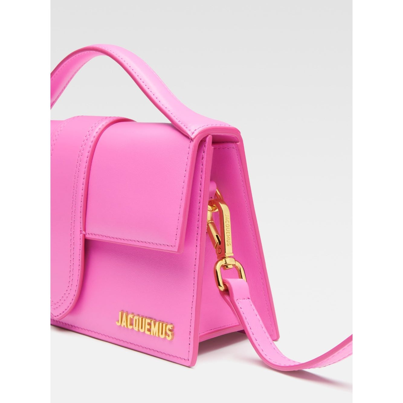 Front view with bag zipped and handles upright.