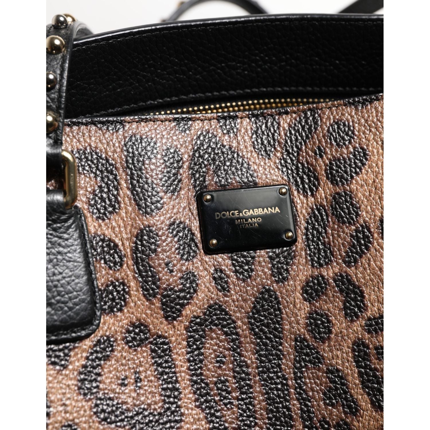 Front view with bag zipped and handles upright.