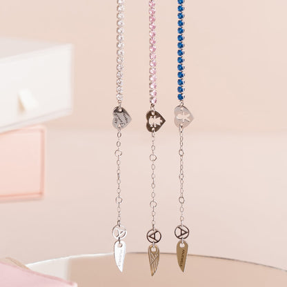 Three necklaces from AN JEWELS JEWELRY Mod. AL.BLIYMBL with silver chains and colorful stones on a pastel background.