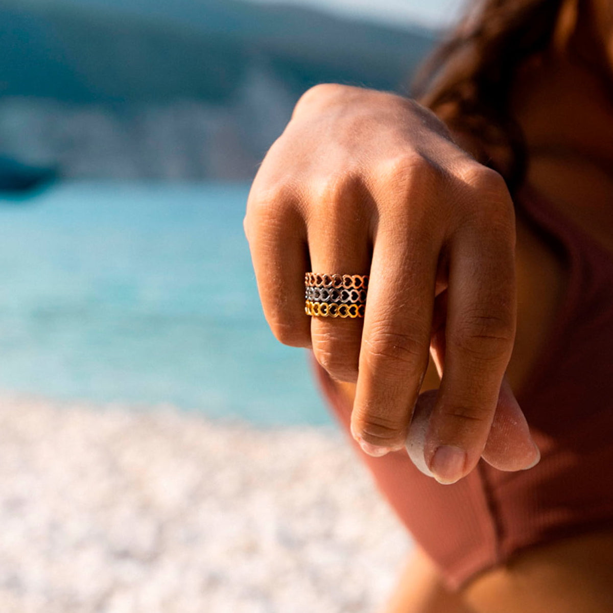 Hand on beach wearing AN JEWELS JEWELRY Mod. AL.RSC01SYR-7 ring