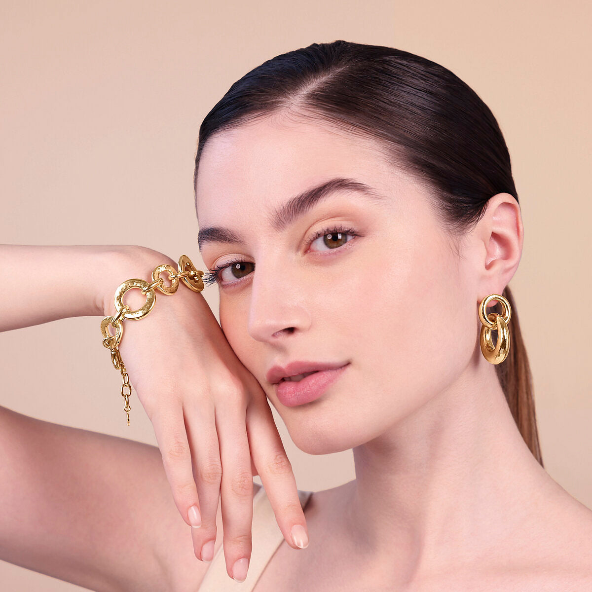 Woman wearing ETRUSCA JEWELS JEWELRY Mod. WSET00736.YG gold bracelet and earrings