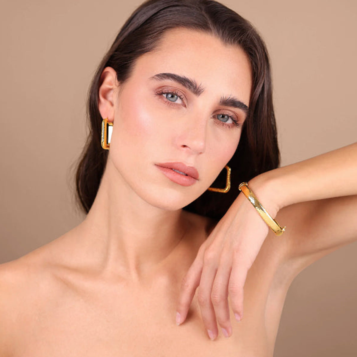 Model wearing ETRUSCA JEWELS JEWELRY Mod. WSET00877.YG featuring gold earrings and bracelet on neutral background.