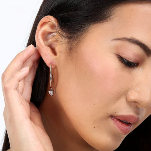 Woman wearing LA PETITE STORY JEWELRY Mod. LPS02AQM26 earrings