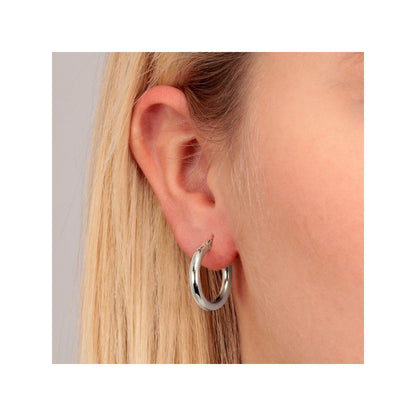 Close-up of silver hoop earring on ear, featuring LA PETITE STORY JEWELRY Mod. LPS02ARQ182 design.